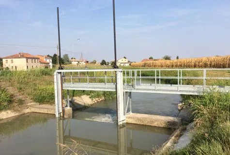 Paratoia idraulica in acciaio installata su canale di bonifica per la regolazione del flusso d’acqua